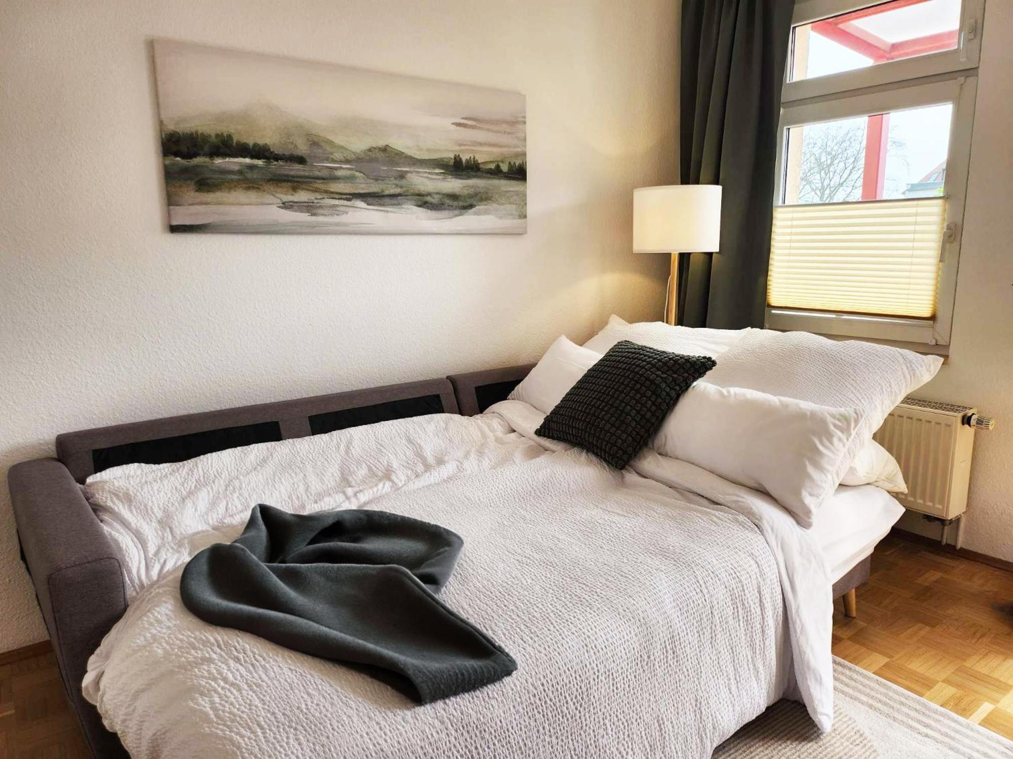 2 Zimmer, Bett Und Schlafsofa, Balkon, Waschmaschine L * Leipzig