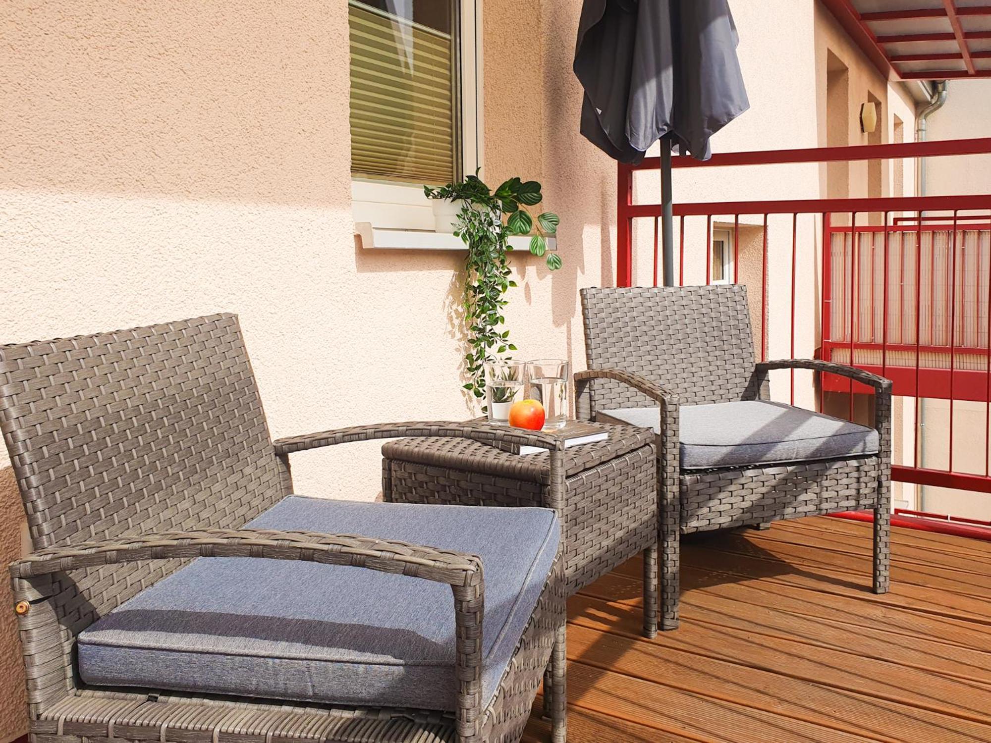 2 Zimmer, Bett Und Schlafsofa, Balkon, Waschmaschine L